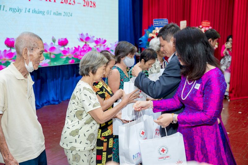 Trao quà tết Xuân Yêu Thương Phúc Lộc cho bà con nghèo quận 11 từ các nhà hảo tâm của Hội chữ Thập đỏ Phúc Lộc 