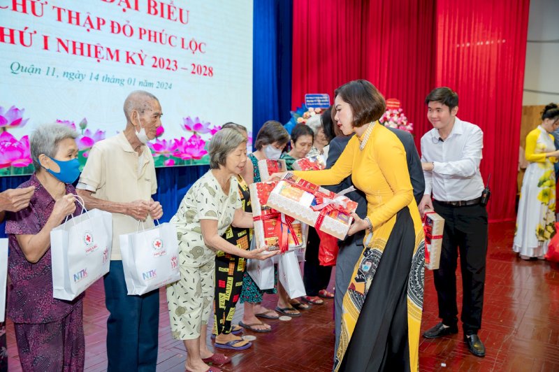 Trao quà tết Xuân Yêu Thương Phúc Lộc cho bà con nghèo quận 11 từ các nhà hảo tâm của Hội chữ Thập đỏ Phúc Lộc 