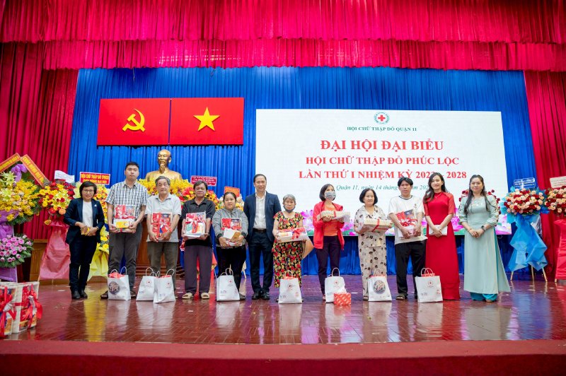 Trao quà tết Xuân Yêu Thương Phúc Lộc cho bà con nghèo quận 11 từ các nhà hảo tâm của Hội chữ Thập đỏ Phúc Lộc 