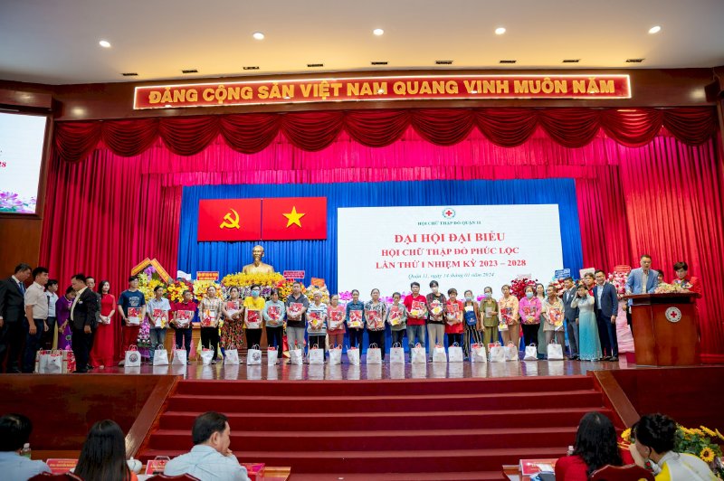 Trao quà tết Xuân Yêu Thương Phúc Lộc cho bà con nghèo quận 11 từ các nhà hảo tâm của Hội chữ Thập đỏ Phúc Lộc 