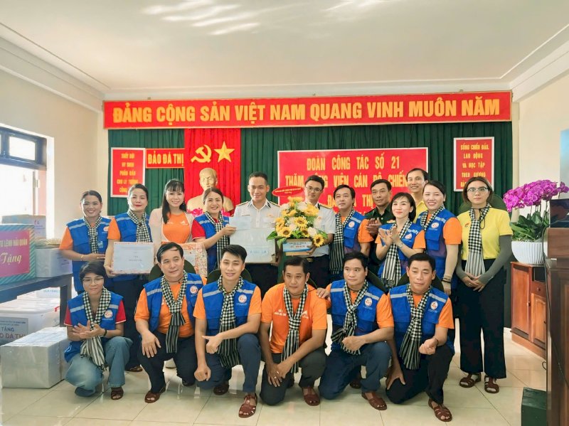 Hoa hậu Thu Sương đạt giải Ba cuộc thi cắm hoa tại đảo Đá Thị trong chuyến công tác Trường Sa