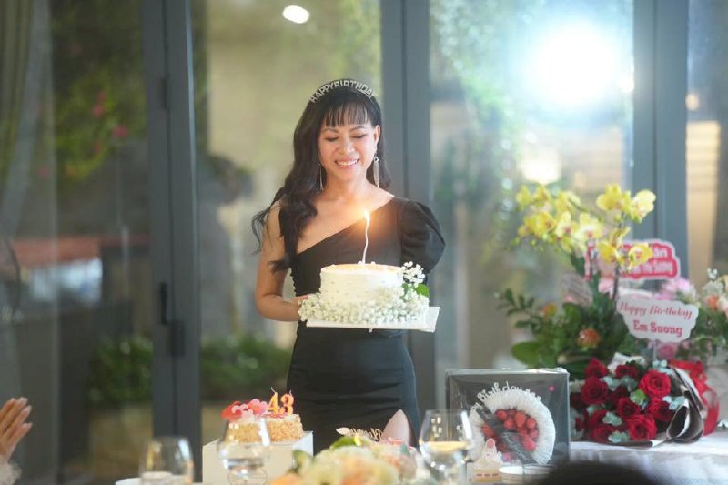 Hoa hậu Võ Thu Sương rạng rỡ đón sinh nhật với nhiều lời chúc thân thương và hoa tươi rực rỡ