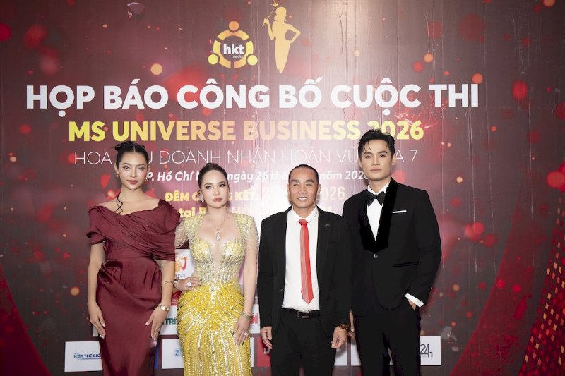 Ông Lê Ngọc Hưng- Trưởng ban tổ chức cùng các thành viên ban giám khảo